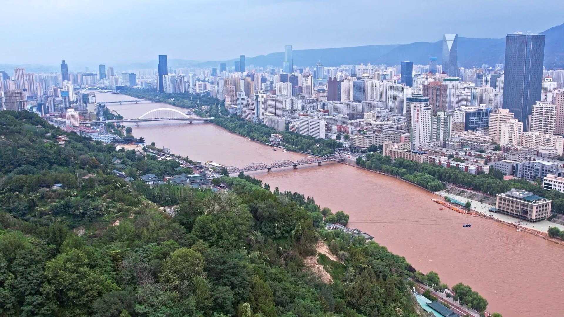 甘肃古城墙下的历史画卷