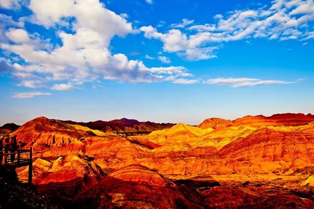 甘肃古城墙下的历史画卷